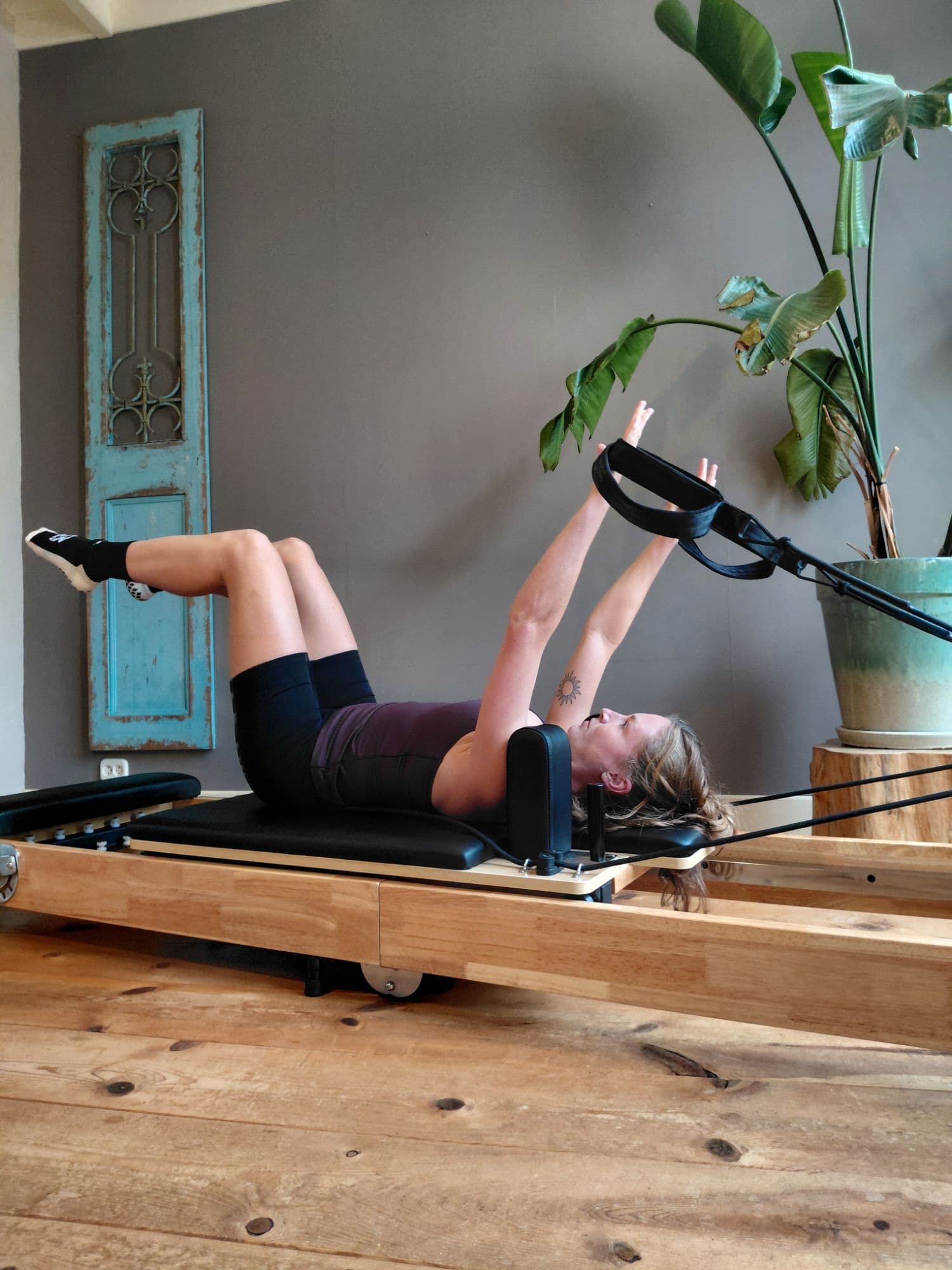 Oefening met de hengsels op de reformer in Den Burg